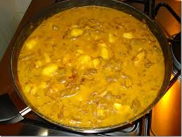 Gele rundercurry met aardappelen en komijn